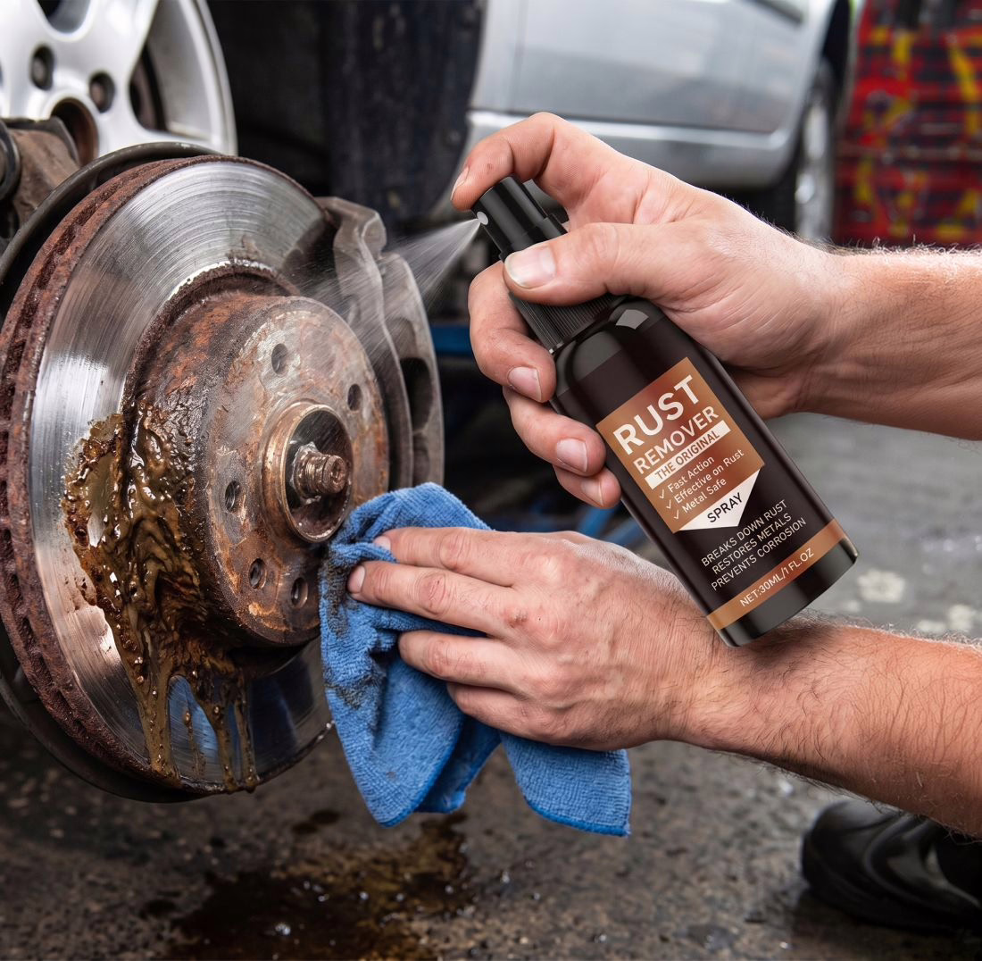 Dos manos limpiando un disco de freno oxidado con el producto y un paño